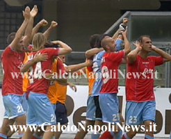 I giocatori del Napoli festeggiano coi pochi tifosi azzurri presenti sugli spalti