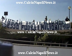 Lo striscione di contestazione esposto fuori al centro di Castelvolturno alla presentazione di Hamsik e Lavezzi