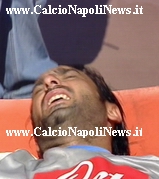 Iezzo sofferente viene portato fuori dal campo in barella